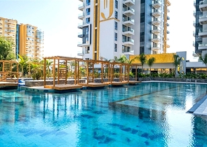 Уютная меблированная квартира в современном жилом комплексе у побережья