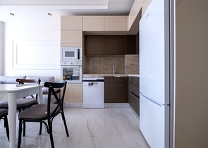 Уютная меблированная квартира в современном жилом комплексе у побережья