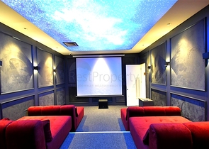 Уютная меблированная квартира в современном жилом комплексе у побережья