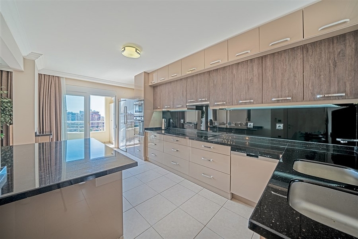 Просторный пентхаус 3+2 с террасой в благоустроенном жилом комплексе района Тосмур