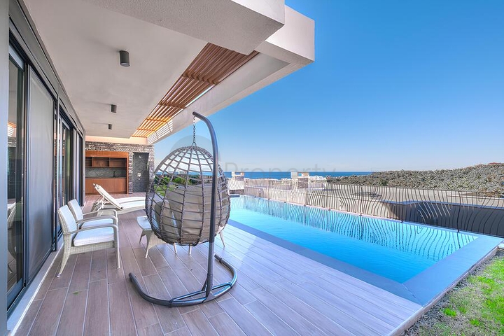 Современная вилла 3+1 с террасой и развитой инфраструктурой в районе Каргыджак