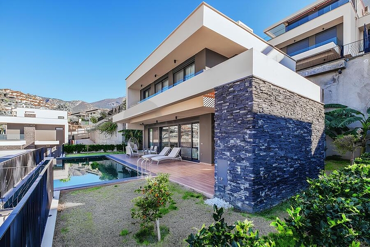 Современная вилла 3+1 с террасой и развитой инфраструктурой в районе Каргыджак