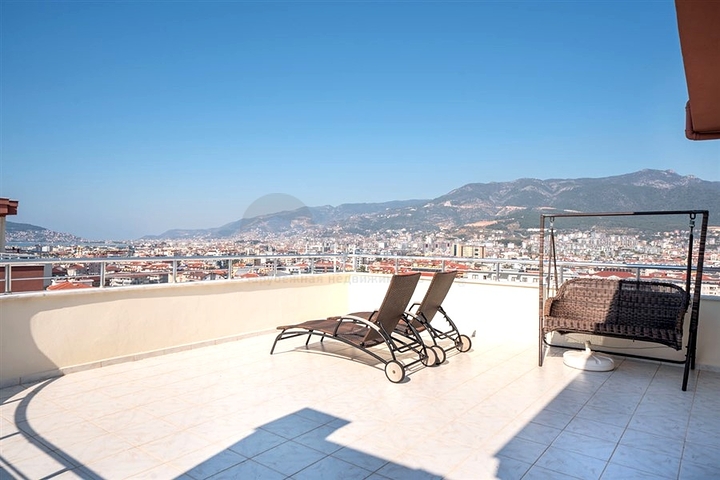 Просторный пентхаус 4+1 с террасой в районе Тосмур