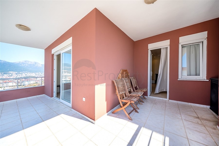 Просторный пентхаус 4+1 с террасой в районе Тосмур