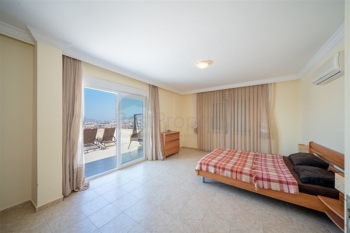 Просторный пентхаус 4+1 с террасой в районе Тосмур