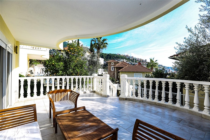 Уютная вилла с террасой и развитой инфраструктурой