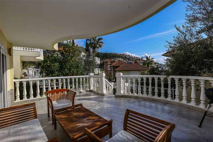 Уютная вилла с террасой и развитой инфраструктурой