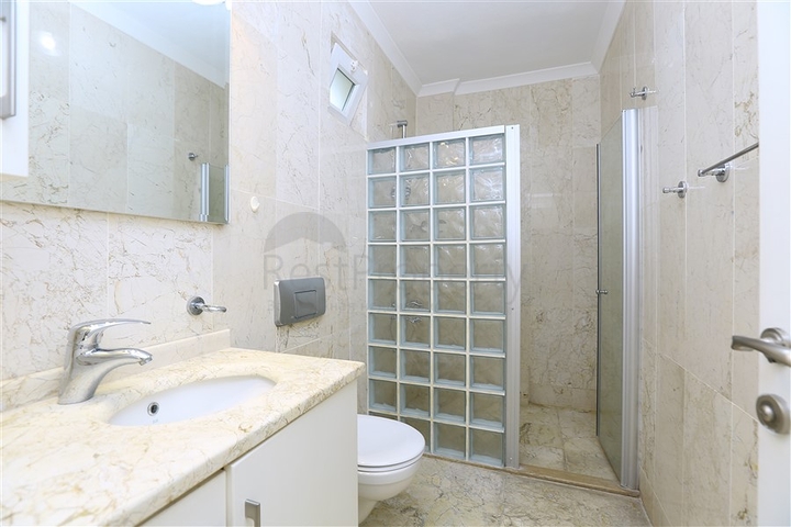 Уютная вилла с террасой и развитой инфраструктурой