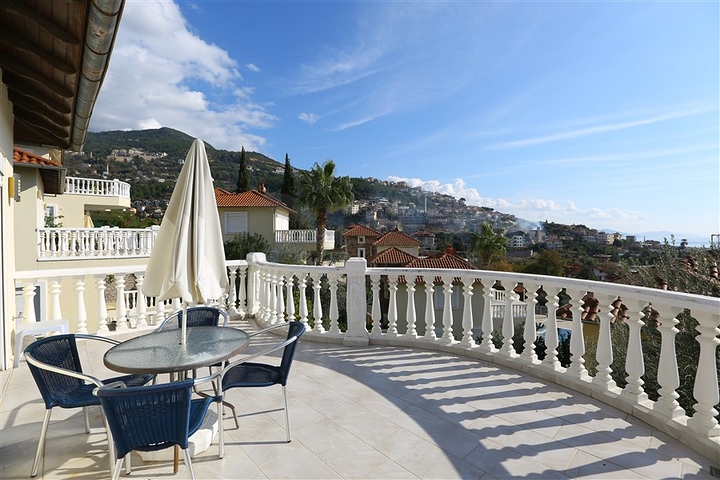 Уютная вилла с террасой и развитой инфраструктурой