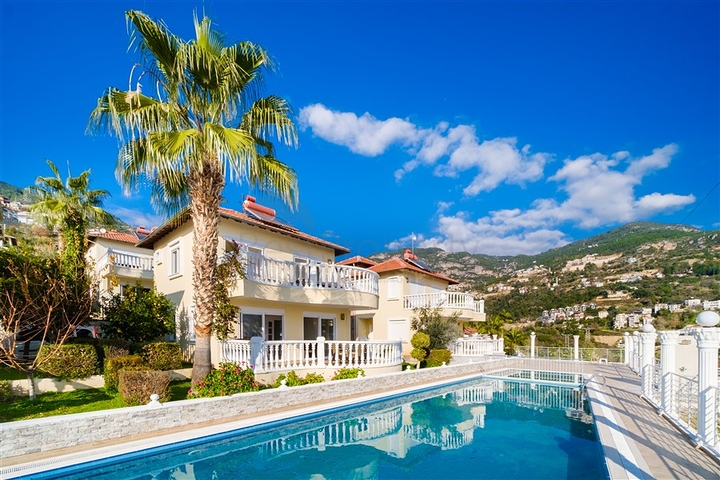 Уютная вилла с террасой и развитой инфраструктурой