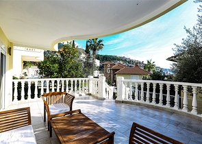 Уютная вилла с террасой и развитой инфраструктурой