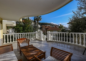 Уютная вилла с террасой и развитой инфраструктурой