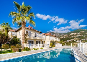 Уютная вилла с террасой и развитой инфраструктурой