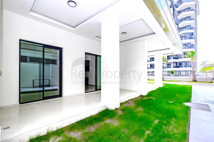 Светлая квартира 1+1 с выходом в сад в развитом комплексе