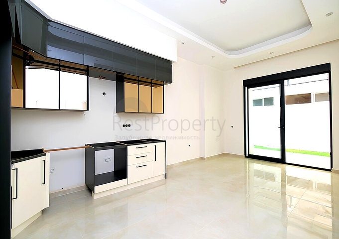 Светлая квартира 1+1 с выходом в сад в развитом комплексе