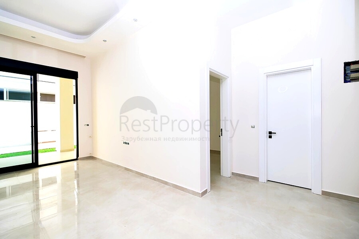 Светлая квартира 1+1 с выходом в сад в развитом комплексе