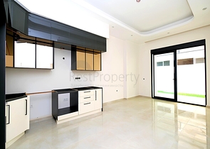 Светлая квартира 1+1 с выходом в сад в развитом комплексе