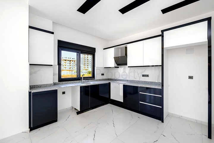 Светлая квартира 2+1 в современном жилом доме в районе Махмутлар