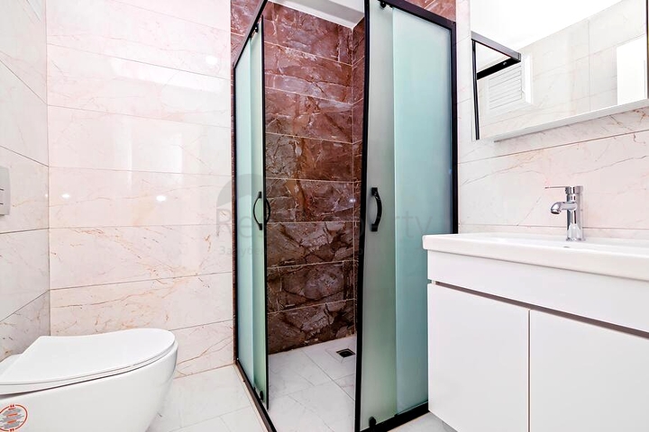 Светлая квартира 2+1 в современном жилом доме в районе Махмутлар