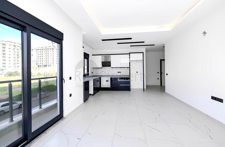 Светлая квартира 2+1 в современном жилом доме в районе Махмутлар