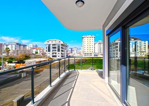 Светлая квартира 2+1 в современном жилом доме в районе Махмутлар