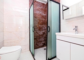 Светлая квартира 2+1 в современном жилом доме в районе Махмутлар