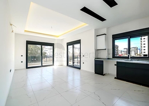 Светлая квартира 2+1 в современном жилом доме в районе Махмутлар