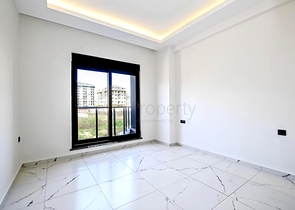 Светлая квартира 2+1 в современном жилом доме в районе Махмутлар