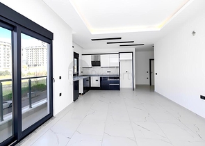 Светлая квартира 2+1 в современном жилом доме в районе Махмутлар