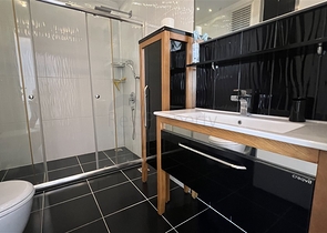 Просторная меблированная квартира с двумя балконами в Тосмуре