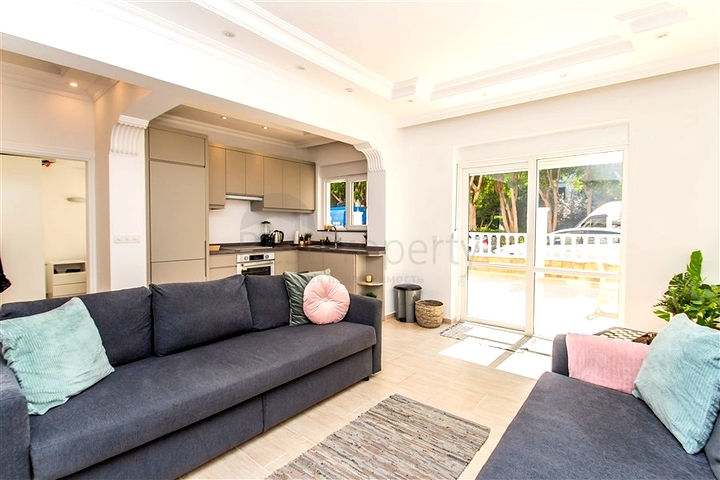 Квартира 2+1 с террасой и бассейном в районе Клеопатра