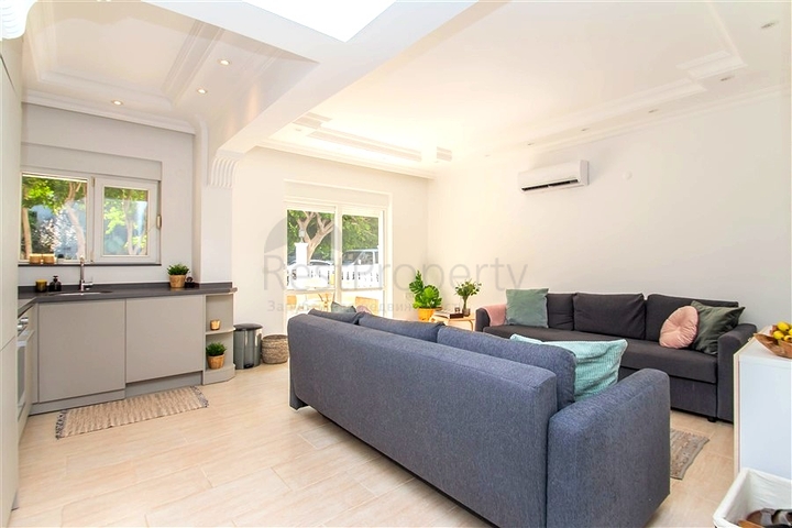 Квартира 2+1 с террасой и бассейном в районе Клеопатра