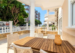 Квартира 2+1 с террасой и бассейном в районе Клеопатра