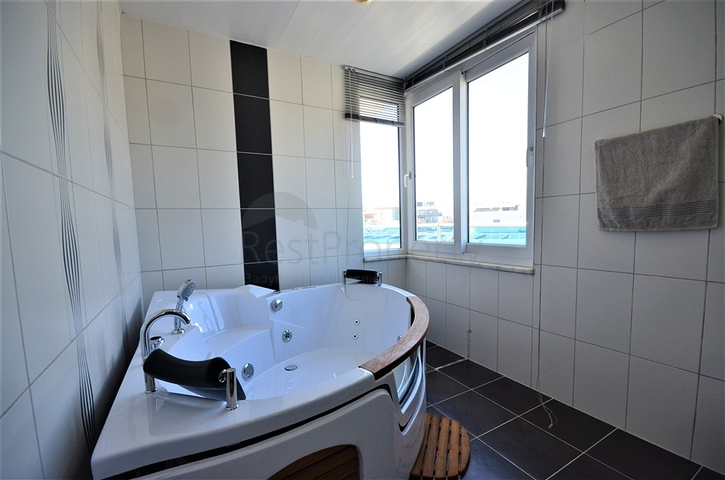 Пентхаус 3+1 с террасой и инфраструктурой комплекса в районе Тосмур