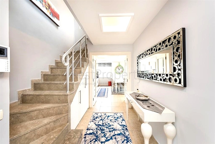 Двухуровневая квартира 4+1 с террасой в районе Тосмур