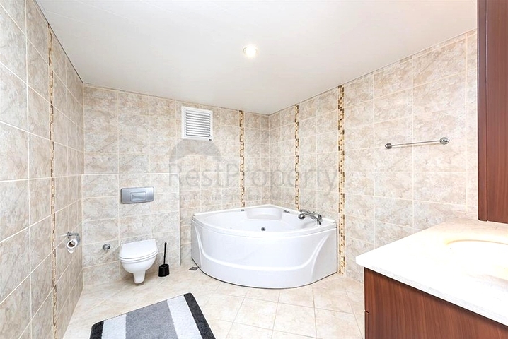 Двухуровневая квартира 4+1 с террасой в районе Тосмур