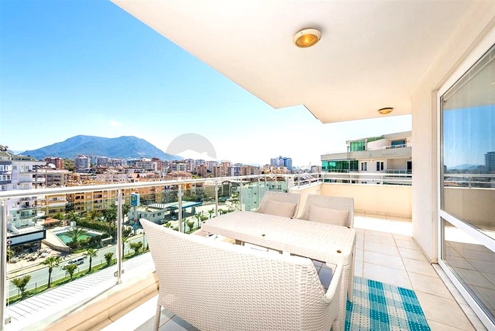 Двухуровневая квартира 4+1 с террасой в районе Тосмур