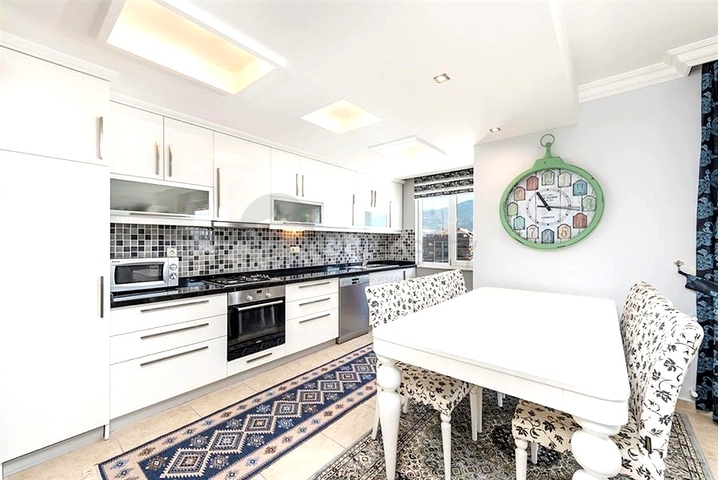 Двухуровневая квартира 4+1 с террасой в районе Тосмур