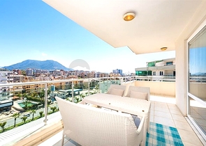 Двухуровневая квартира 4+1 с террасой в районе Тосмур