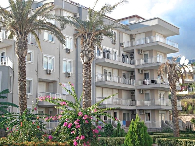 Просторная квартира 3+1 в районе Оба с террасой и развитой инфраструктурой