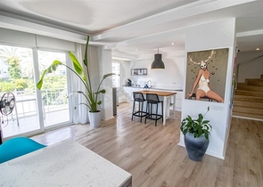 Просторная квартира 3+1 в районе Оба с террасой и развитой инфраструктурой