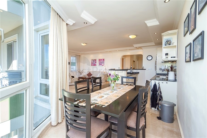 Светлая квартира 2+1 с мебелью и двумя балконами в районе Оба