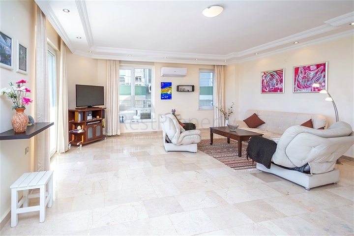 Светлая квартира 2+1 с мебелью и двумя балконами в районе Оба