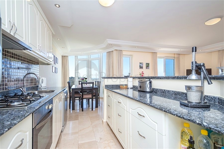 Светлая квартира 2+1 с мебелью и двумя балконами в районе Оба