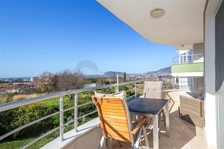 Светлая квартира 2+1 с мебелью и двумя балконами в районе Оба