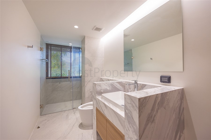 Двухэтажная вилла с частным бассейном в районе Бангтао