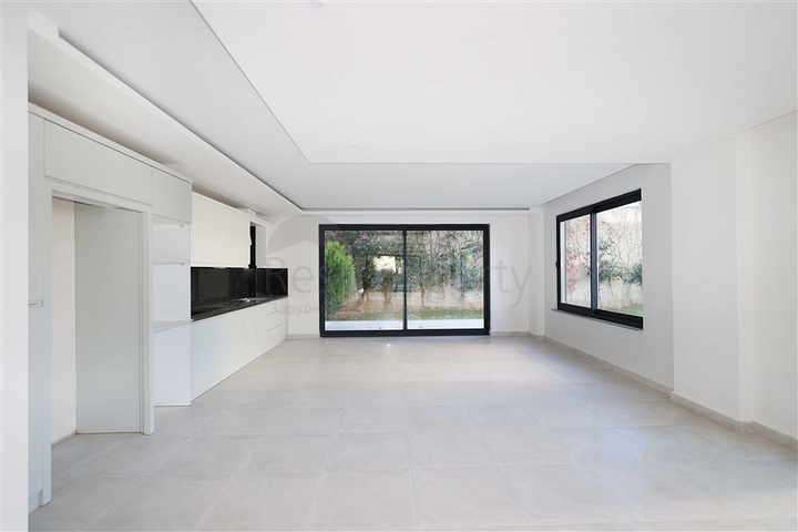 Двухуровневая квартира 4+1 с собственным садом в районе Каргыджак