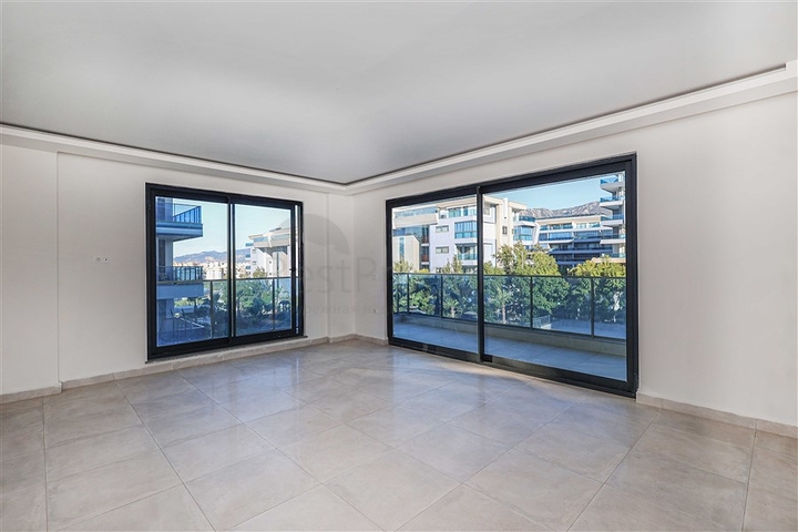 Двухуровневая квартира 4+1 с собственным садом в районе Каргыджак