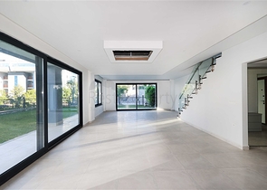 Двухуровневая квартира 4+1 с собственным садом в районе Каргыджак