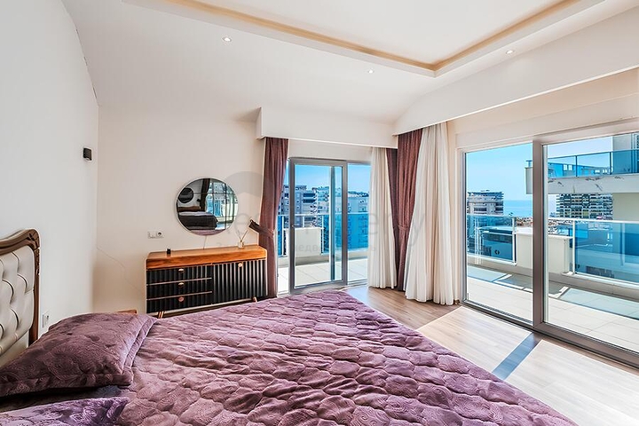 Пентхаус 4+1 с террасой и отдельной кухней в районе Махмутлар